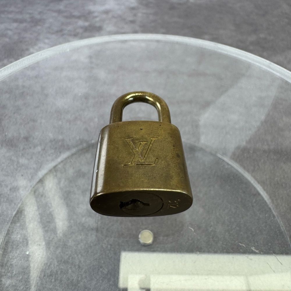 Louis Vuitton #312 Gold Padlock - Picture 5 of 5
